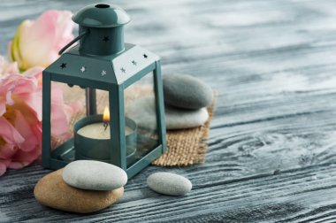 Mum ve çakıl eski püskü ahşap arka plan üzerinde