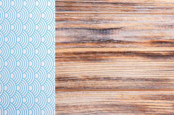 Blaue Wellen Tischdecke auf Holztisch — Stockfoto