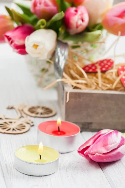 Ramo de tulipanes rosados con velas —  Fotos de Stock
