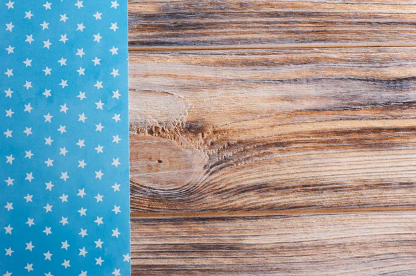 Blau-weiße Stern-Tischdecke auf Holztisch — Stockfoto