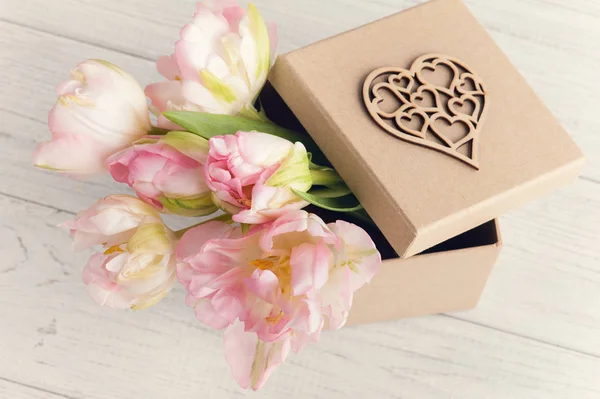 Flores de tulipán rosadas frescas en caja kraft regalo —  Fotos de Stock