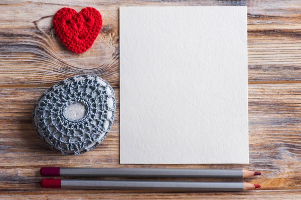 Bureau avec ensemble de crayons rouges, note blanche vierge — Photo