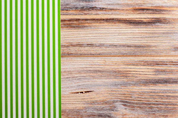 Grüne Streifen Tischdecke auf Holztisch — Stockfoto