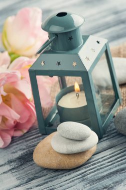 Mum ve çakıl eski püskü ahşap arka plan üzerinde