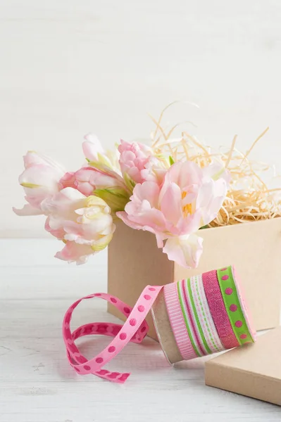 Fleurs de tulipes roses fraîches dans une boîte kraft cadeau — Photo