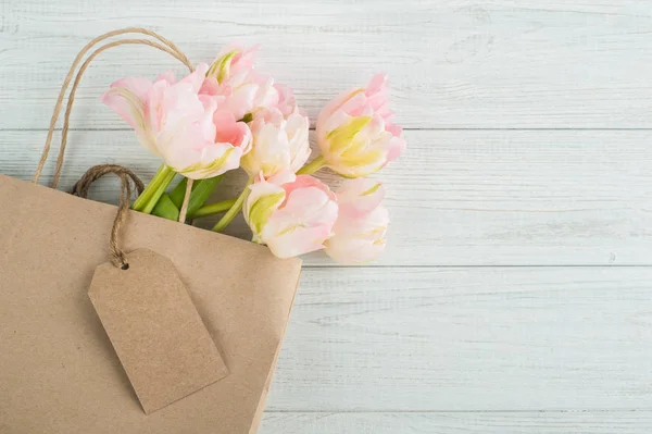 Tulipes à ressort roses dans un sac avec étiquette vide — Photo