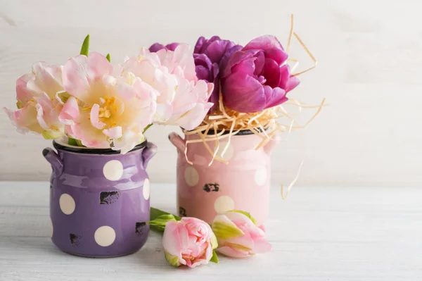 Tulipanes rosa púrpura en macetas de arcilla lindo —  Fotos de Stock