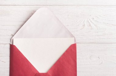 Boş kağıt ile kırmızı zarf 