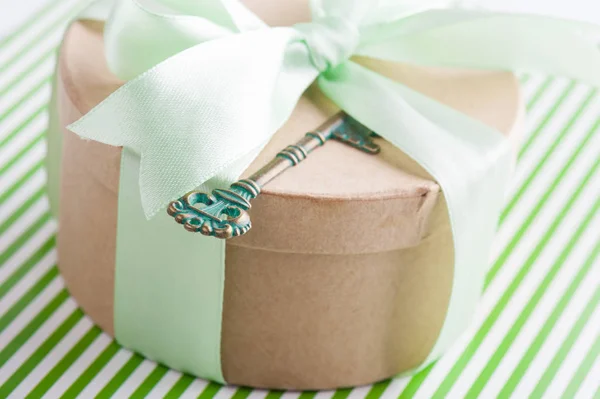 Caja de regalo con cinta verde — Foto de Stock