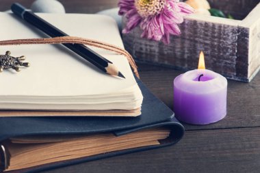 Açık boş defter yaktı, mum, çiçek
