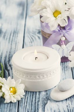 Mum ve çakıl eski püskü ahşap arka plan üzerinde