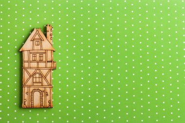 Yeşil polka dot arka plan üzerinde ahşap ev