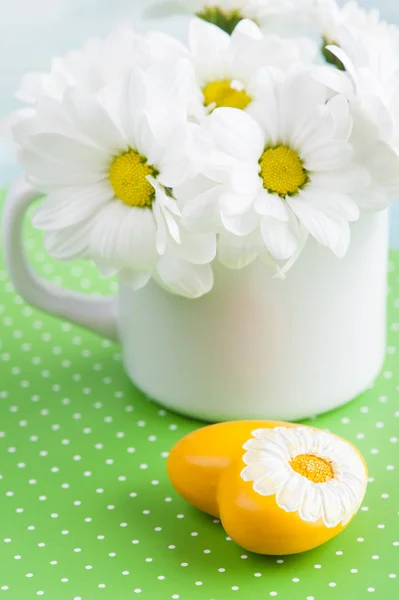 Stokrotka świeże kwiaty i serca żółty — Zdjęcie stockowe