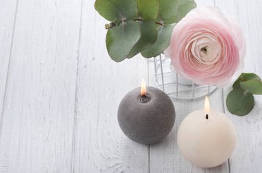 Pembe Düğünçiçeği ve yanan mumlar