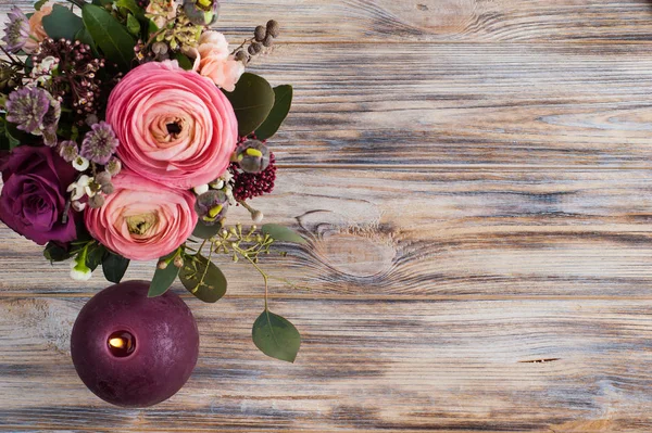 Arreglo floral de rosas y ranúnculos —  Fotos de Stock