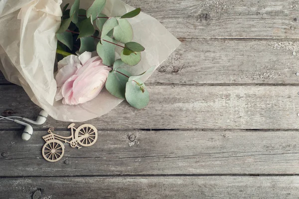 Ranunculus rose, casque, vélo — Photo