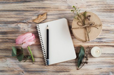 Hediye, açık defter ve Düğünçiçeği çiçek