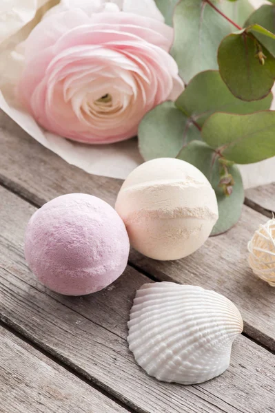 Bath bomb na staré dřevěné pozadí — Stock fotografie