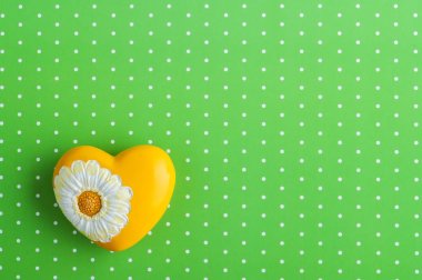 Yeşil polka dot zemin üzerine sarı kalp