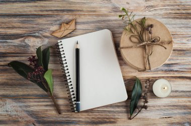Hediye, açık defter ve çiçek dekorasyonu