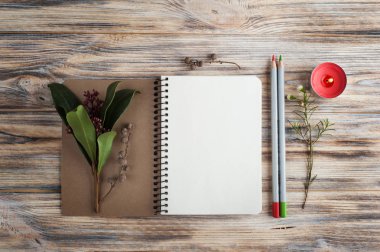 Hediye, açık defter ve çiçek dekorasyonu