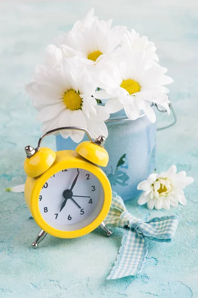 Kuning jam alarm dan bunga — Stok Foto
