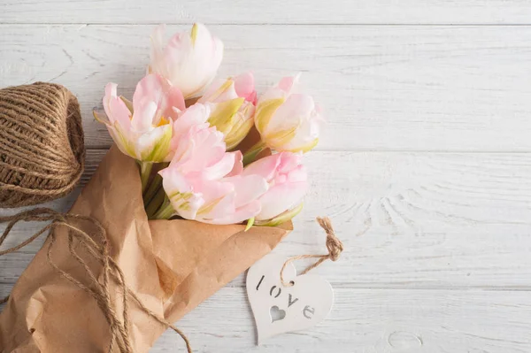 Tulipas, cordéis e coração cor-de-rosa frescos — Fotografia de Stock