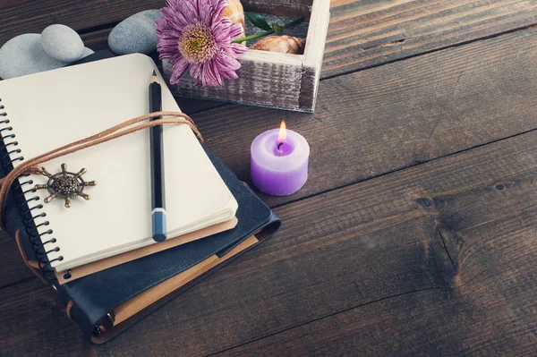Ανοίξτε το κενό σημειωματάριο, αναμμένο κερί, λουλούδι — Φωτογραφία Αρχείου