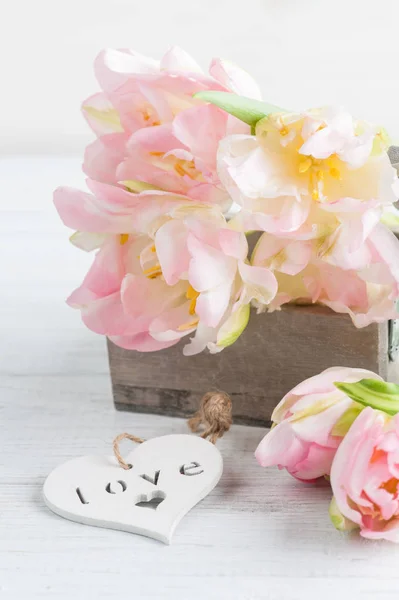 Corazón blanco con tulipanes rosados —  Fotos de Stock