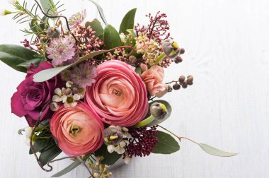 Buket çiçek ışık arka plan üzerinde teneke kupa