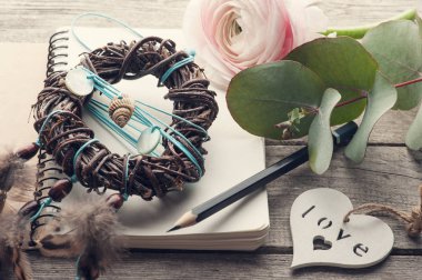 Açık defter, rüya yakalayıcı ve kalp