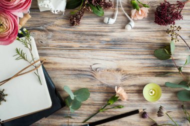 Hediye, açık defter ve çiçek dekorasyonu