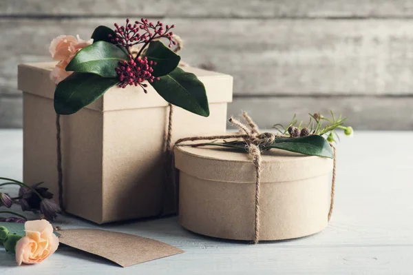 Regalos hechos a mano y etiqueta — Foto de Stock