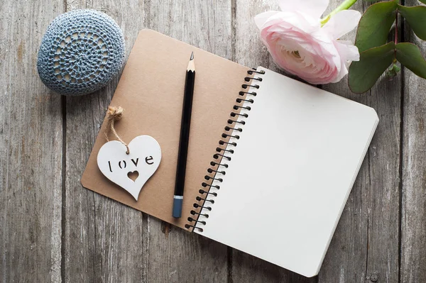 Caderno aberto, coração, peso de papel — Fotografia de Stock