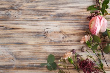 Çiçek dekor ahşap arka plan üzerinde