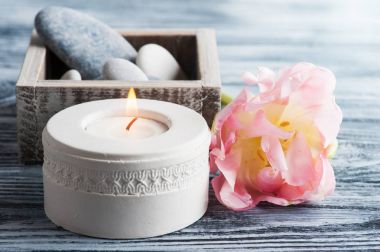 Mum ve çakıl eski püskü ahşap arka plan üzerinde