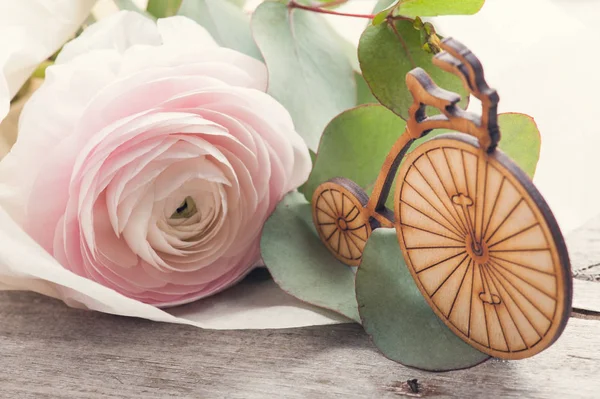 Ranúnculo rosa, bicicleta de madera —  Fotos de Stock