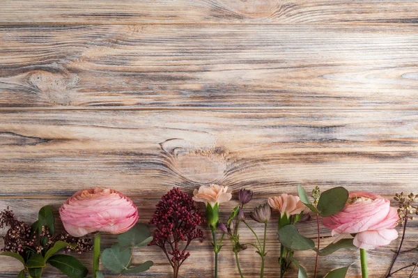 Decoración de flores sobre fondo de madera —  Fotos de Stock