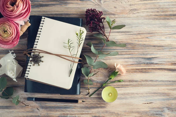Gåva, öppna anteckningsboken och blomma dekor — Stockfoto