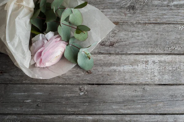 Ranúnculo rosa sobre fondo de madera —  Fotos de Stock