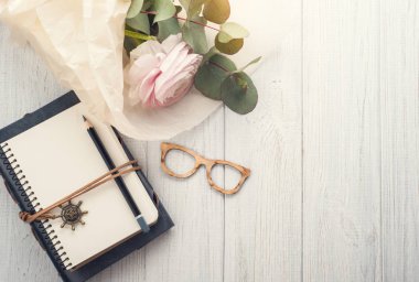 Açık boş defter, buket