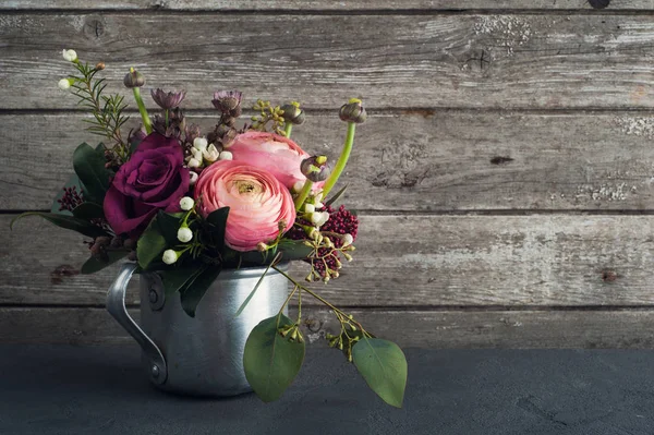 Arreglo floral de rosas y ranúnculos —  Fotos de Stock