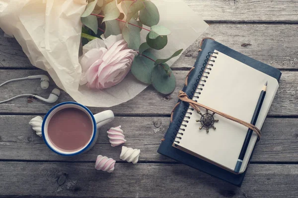 Ranúnculo rosa, caderno aberto, bicicleta — Fotografia de Stock