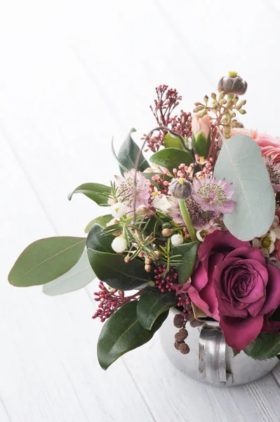 Ramo de flores en jarra de estaño sobre fondo claro —  Fotos de Stock