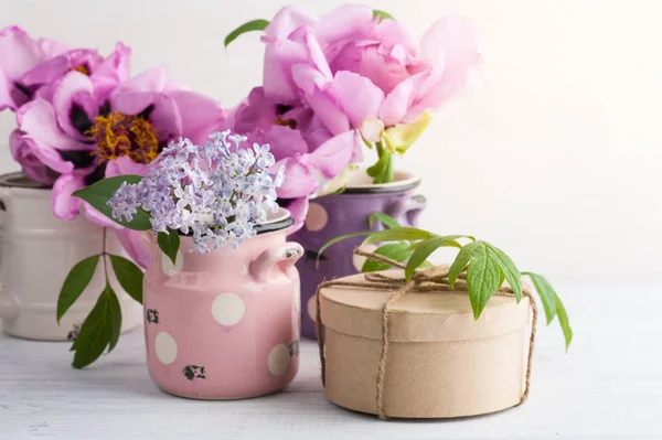 Caja de regalo Kraft, peonías y flores lila —  Fotos de Stock