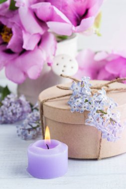 Yanan mum, peonies ve Lila çiçek