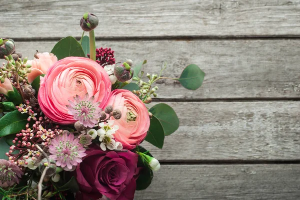 Bloem arangement van rozen en Boterbloem — Stockfoto