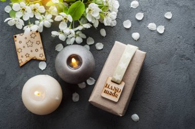 Hediyeler ve beton zemin üzerine kiraz çiçek