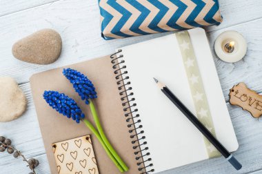 Hediye kutusu etiketi sevgi ve açık defter.