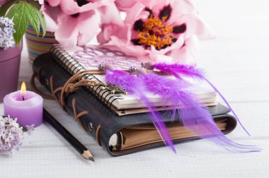 Açık defter, rüya yakalayıcı, Şakayık ve leylak